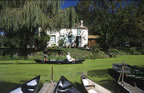 Barque and kayacs, Ar�ais, Marais-Poitevin, Deux-S�vres. (101kb)