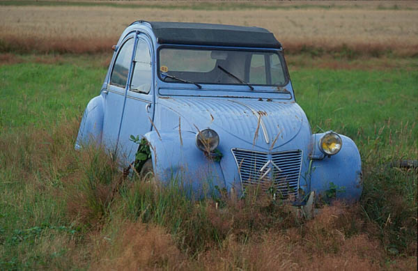 A 1950s Citro�n 2CV sits forlornly in a field near Toulouse.