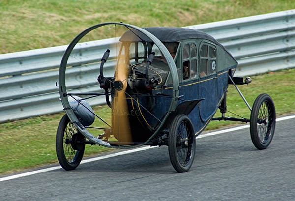 The sole surviving H�lica in running order, on the Circuit Val de Vienne.